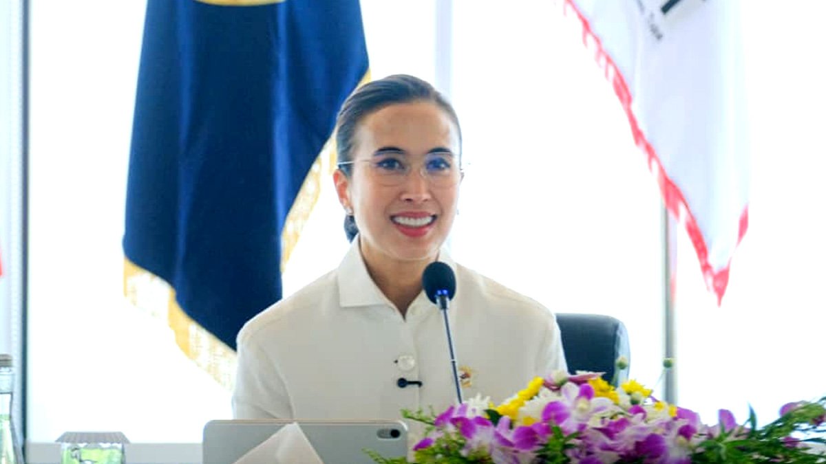 menteri pariwisata widiyanti wardhana saat rapat pengembangan danau toba