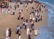 wisatawan memadati pantai lampuuk aceh saat akhir pekan