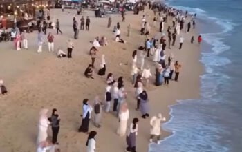 wisatawan memadati pantai lampuuk aceh saat akhir pekan