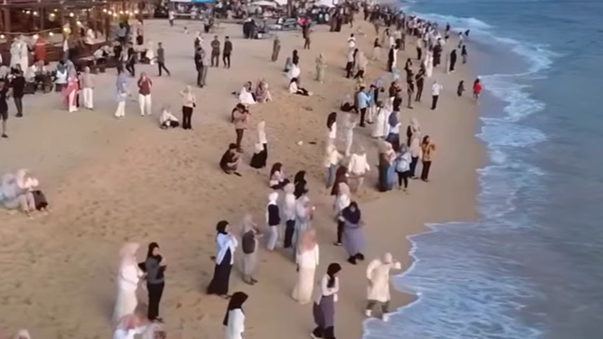 wisatawan memadati pantai lampuuk aceh saat akhir pekan