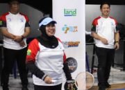 wakil bupati sidrap nurkanaah melakukan servis pertama adinda cup i 2026 di gor risma lanrang