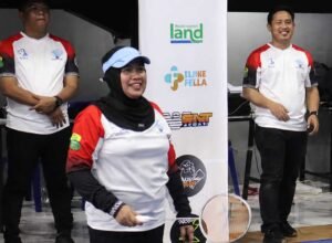 wakil bupati sidrap nurkanaah melakukan servis pertama adinda cup i 2026 di gor risma lanrang