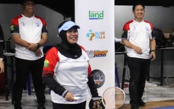 wakil bupati sidrap nurkanaah melakukan servis pertama adinda cup i 2026 di gor risma lanrang