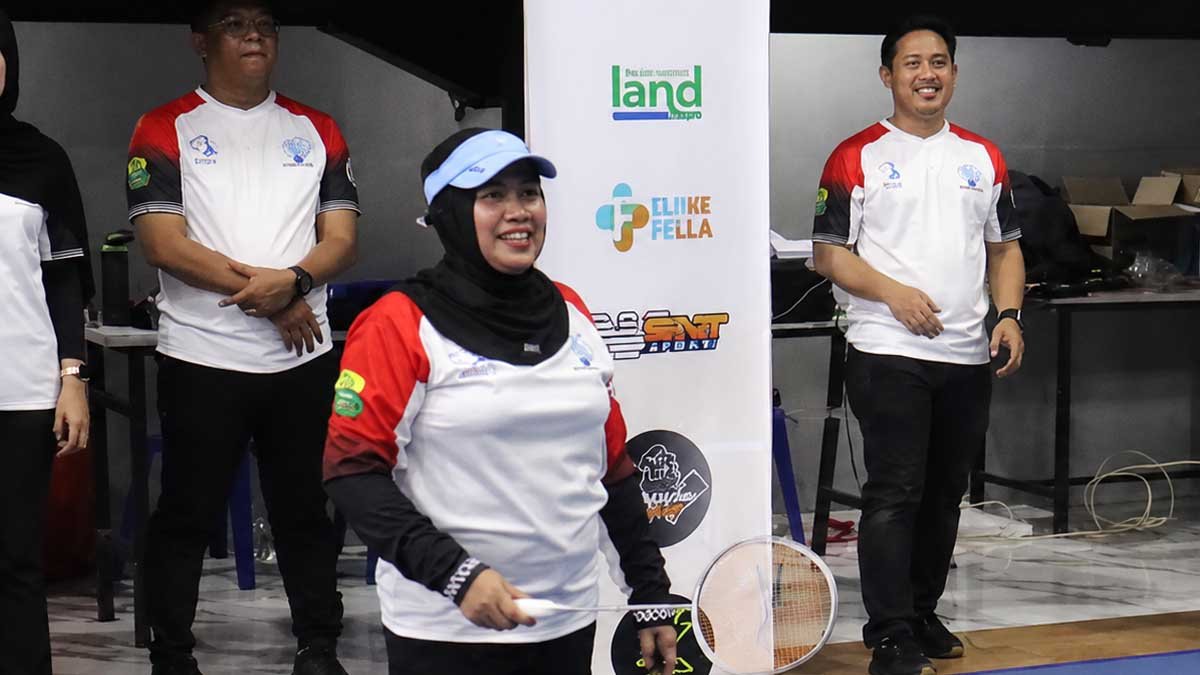 wakil bupati sidrap nurkanaah melakukan servis pertama adinda cup i 2026 di gor risma lanrang