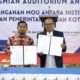 Wali Kota Parepare Tasming Hamid bersama pihak IAS menunjukkan dokumen MoU saat peresmian Auditorium Andi Sapada