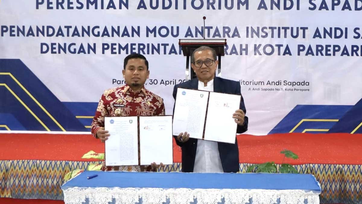 Wali Kota Parepare Tasming Hamid bersama pihak IAS menunjukkan dokumen MoU saat peresmian Auditorium Andi Sapada