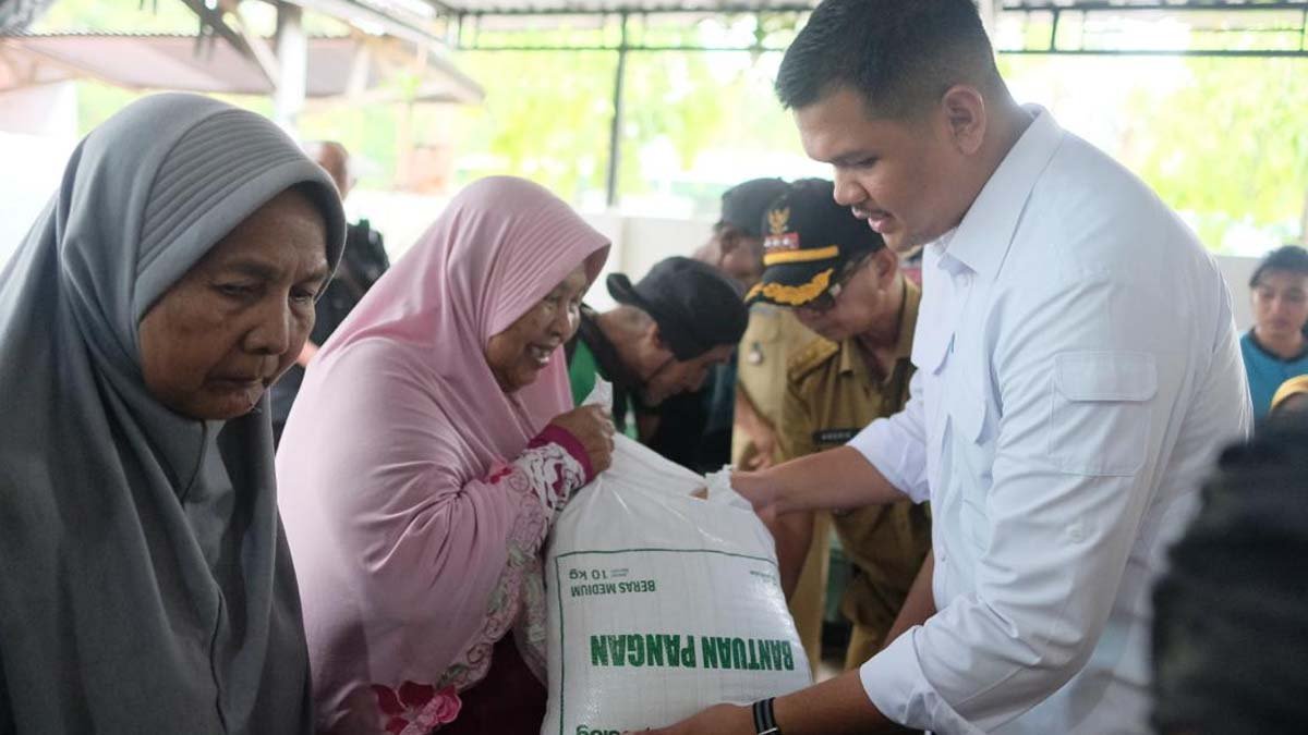 bupati bantaeng uji nurdin salurkan bantuan pangan kepada warga di kelurahan pallantikang