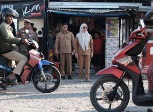 Bupati Gowa Sitti Husniah Talenrang meninjau rencana perbaikan Jalan Pallangga
