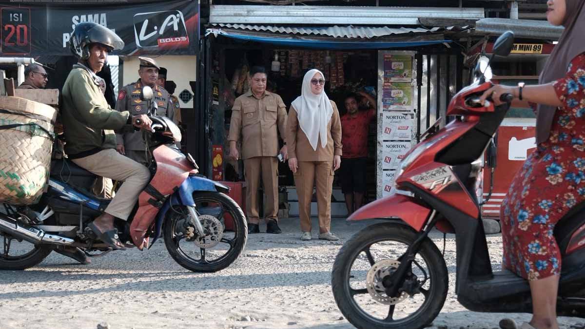 Bupati Gowa Sitti Husniah Talenrang meninjau rencana perbaikan Jalan Pallangga