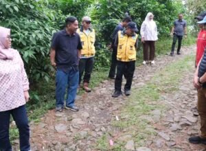 bupati gowa meninjau rencana pengaspalan jalan tinggimoncong menuju kawasan malino