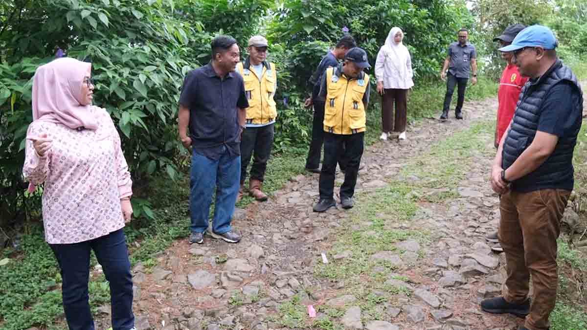 bupati gowa meninjau rencana pengaspalan jalan tinggimoncong menuju kawasan malino
