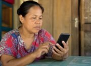 Warga mengecek status bansos 2026 melalui HP menggunakan layanan resmi Kemensos