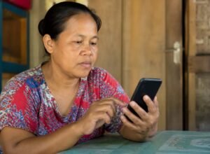 Warga mengecek status bansos 2026 melalui HP menggunakan layanan resmi Kemensos