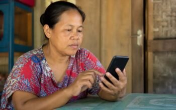 Warga mengecek status bansos 2026 melalui HP menggunakan layanan resmi Kemensos