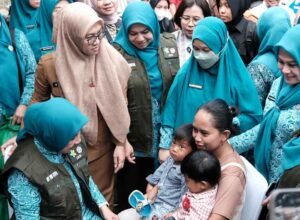 Bupati Gowa Sitti Husniah Talenrang mendampingi Tri Tito Karnavian menyapa warga dan anak dalam monev Imunisasi Zero Dose di Gowa