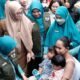 Bupati Gowa Sitti Husniah Talenrang mendampingi Tri Tito Karnavian menyapa warga dan anak dalam monev Imunisasi Zero Dose di Gowa