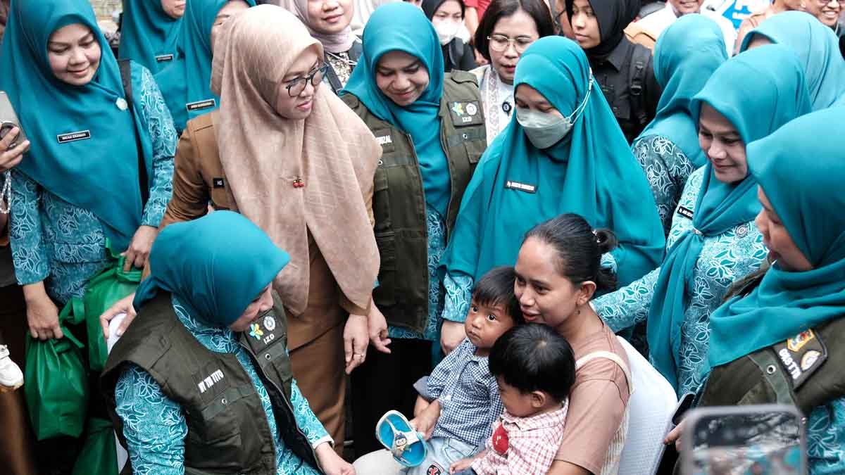 Bupati Gowa Sitti Husniah Talenrang mendampingi Tri Tito Karnavian menyapa warga dan anak dalam monev Imunisasi Zero Dose di Gowa