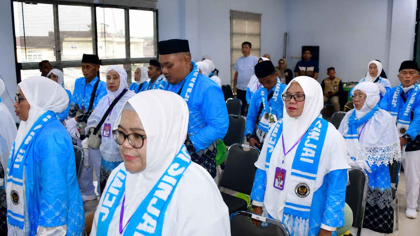 Jemaah calon haji Sinjai bersiap menuju Asrama Haji Sudiang Makassar setelah dilepas Pemkab Sinjai pada Sabtu 2 Mei 2026