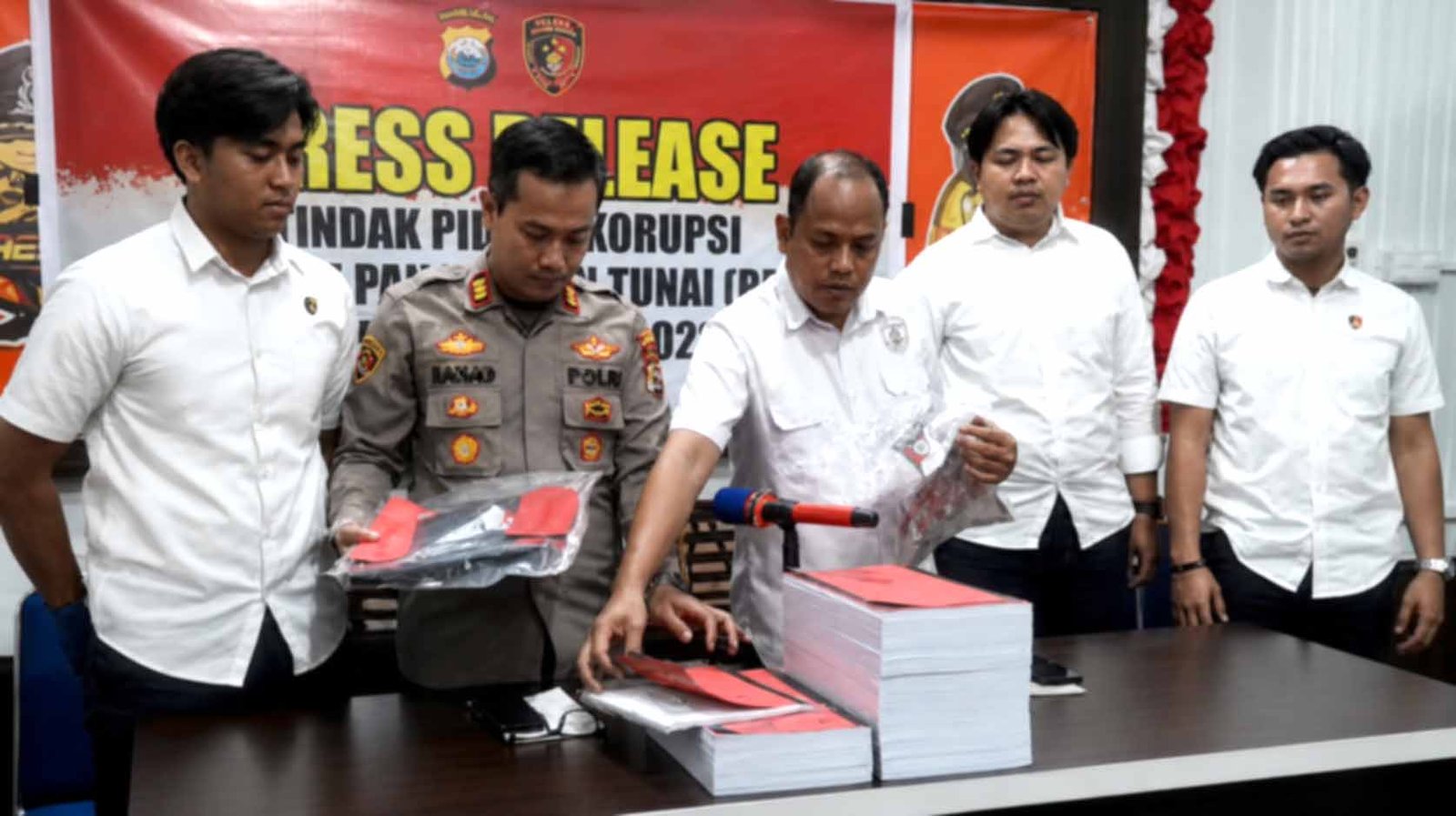 Dua tersangka kasus korupsi BPNT Enrekang diserahkan ke jaksa setelah perkara masuk Tahap II