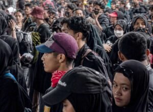 Buruh dan mahasiswa menyuarakan tuntutan saat May Day Makassar 2026 di Makassar