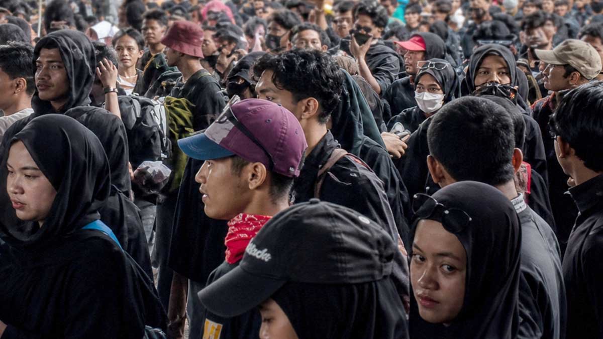 Buruh dan mahasiswa menyuarakan tuntutan saat May Day Makassar 2026 di Makassar