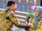 bupati gowa sitti husniah talenrang menerima penghargaan kemendagri kategori kemiskinan dan stunting