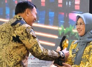 Stunting Gowa Turun Jadi 17 Persen, Raih Terbaik III Regional Sulawesi dan Insentif Rp1 Miliar bupati gowa sitti husniah talenrang menerima penghargaan kemendagri kategori kemiskinan dan stunting