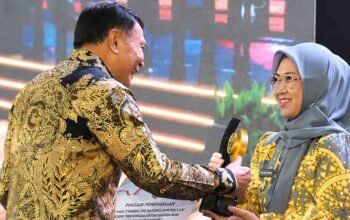 bupati gowa sitti husniah talenrang menerima penghargaan kemendagri kategori kemiskinan dan stunting