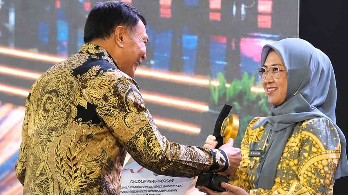 bupati gowa sitti husniah talenrang menerima penghargaan kemendagri kategori kemiskinan dan stunting