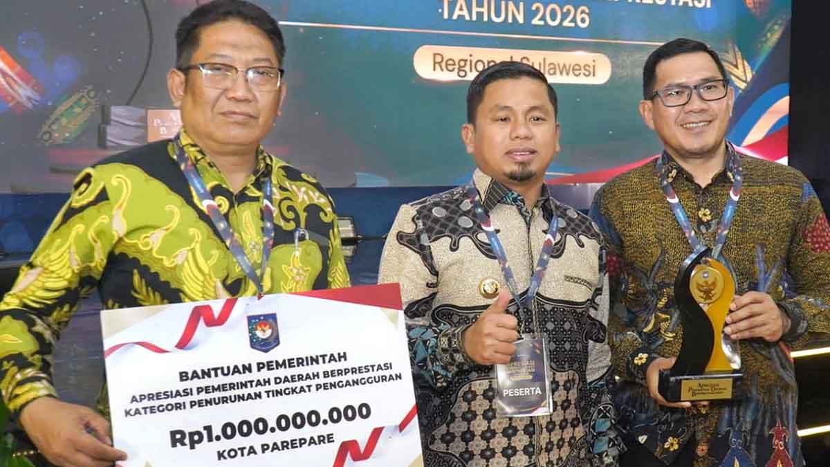 wali kota parepare tasming hamid menerima penghargaan kemendagri kategori penurunan tingkat pengangguran