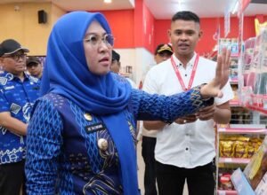 Sidak Ritel Modern, Bupati Gowa Tagih Ruang 30 Persen untuk UMKM Bupati Gowa Sitti Husniah Talenrang meninjau ritel modern di Bajeng dan Bontonompo