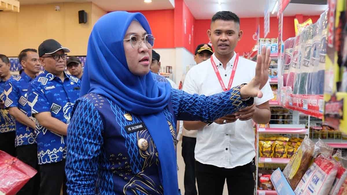 Bupati Gowa Sitti Husniah Talenrang meninjau ritel modern di Bajeng dan Bontonompo