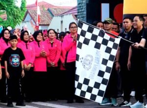 Bupati Pinrang H.A. Irwan Hamid melepas peserta jalan santai Hari Bhayangkara ke-80 Tahun 2026 di depan Mapolres Pinrang.