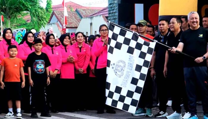 Bupati Irwan Hamid Lepas Jalan Santai Hari Bhayangkara ke-80, Ajak Warga Pinrang Hidup Sehat