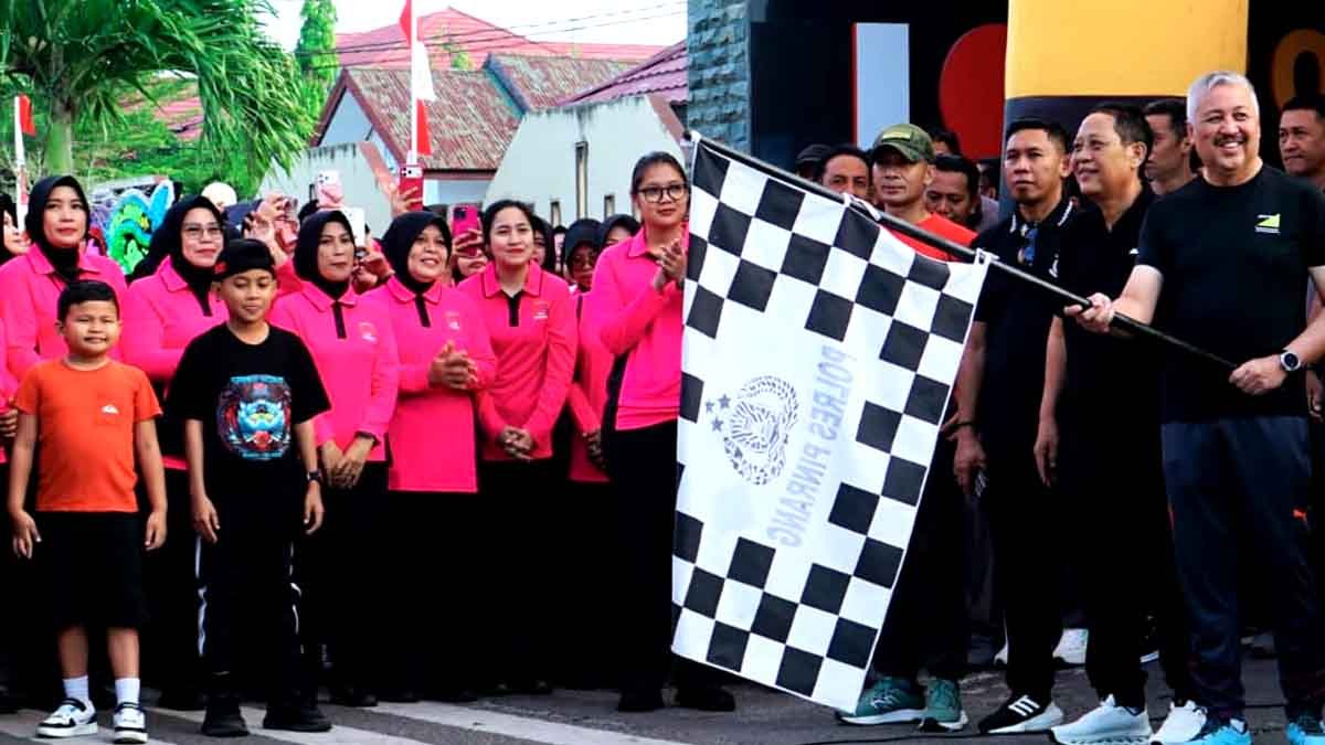Bupati Pinrang H.A. Irwan Hamid melepas peserta jalan santai Hari Bhayangkara ke-80 Tahun 2026 di depan Mapolres Pinrang.