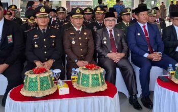 Dandim Bantaeng membacakan amanat BPIP saat Upacara Hari Lahir Pancasila 2026 di Pantai Seruni