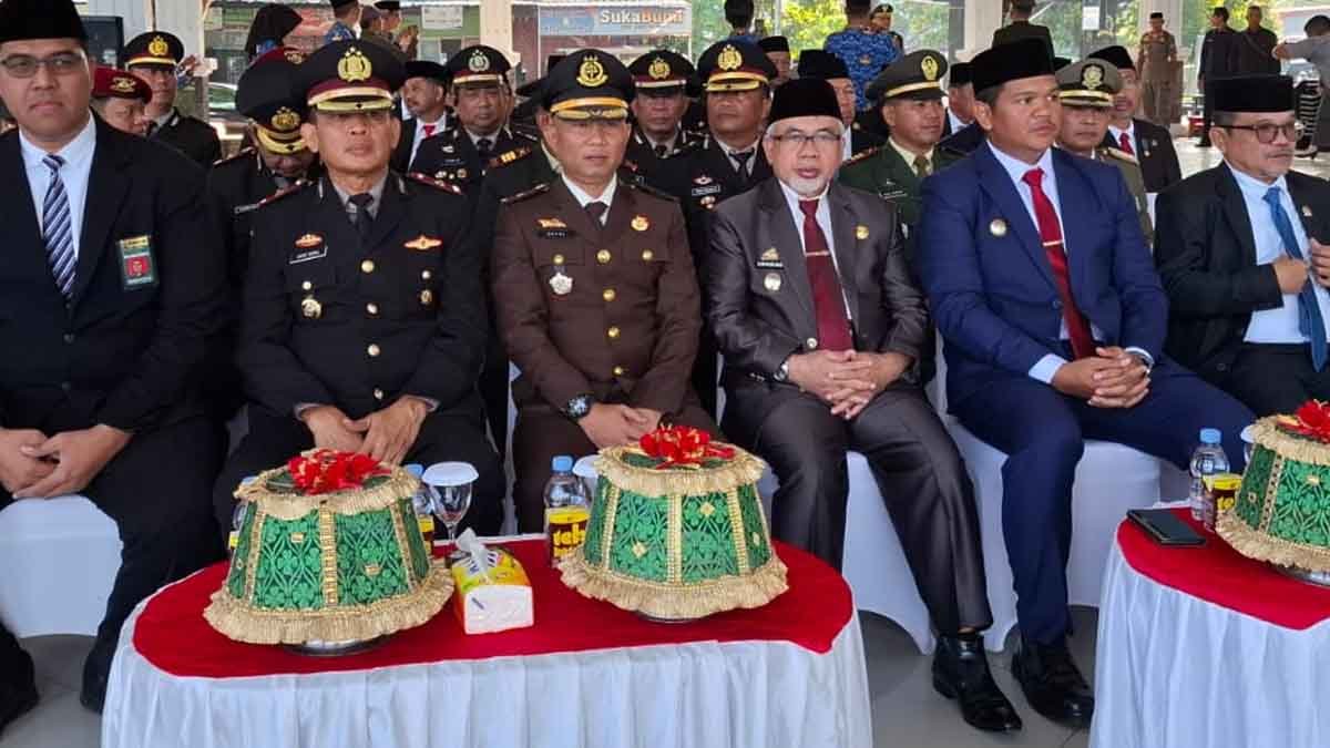 Dandim Bantaeng membacakan amanat BPIP saat Upacara Hari Lahir Pancasila 2026 di Pantai Seruni