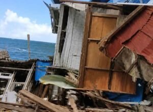 rumah warga rusak akibat ledakan bom biak yang diduga berasal dari bom sisa perang dunia ii di biak numfor papua.
