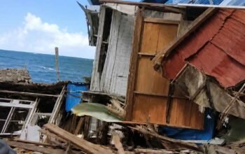 rumah warga rusak akibat ledakan bom biak yang diduga berasal dari bom sisa perang dunia ii di biak numfor papua.