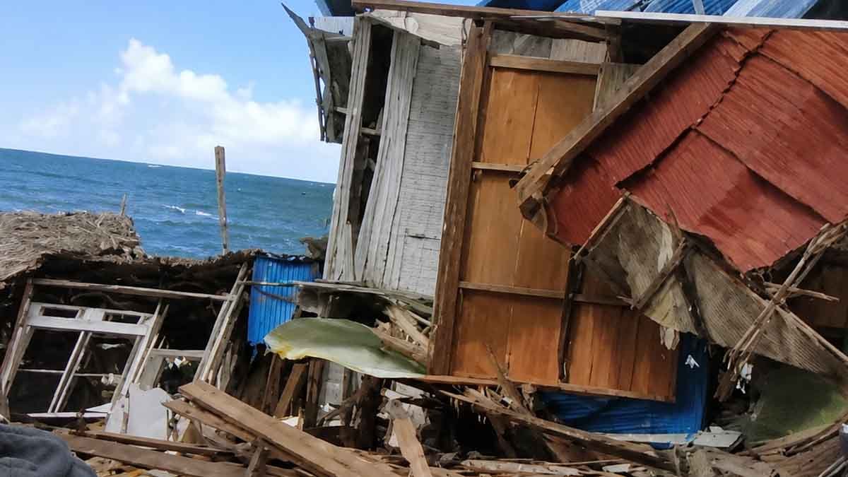 rumah warga rusak akibat ledakan bom biak yang diduga berasal dari bom sisa perang dunia ii di biak numfor papua.
