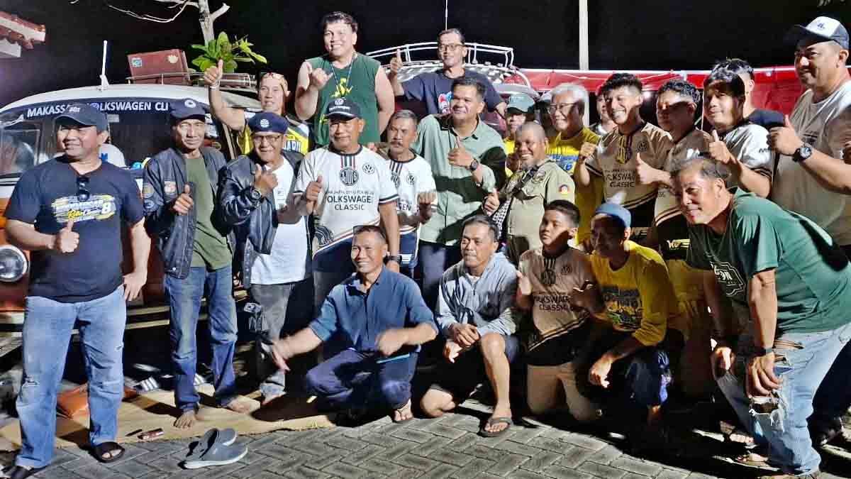 mobil retro klasik Bantaeng di Pantai Marina
