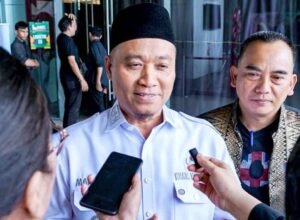 Wakil Wali Kota Pekanbaru memberi keterangan terkait pembenahan layanan farmasi dan pengelolaan obat kedaluwarsa.