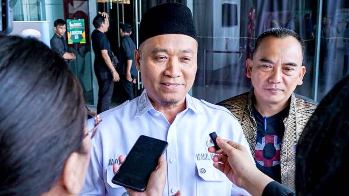 Wakil Wali Kota Pekanbaru memberi keterangan terkait pembenahan layanan farmasi dan pengelolaan obat kedaluwarsa.