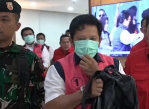 Tersangka kasus dugaan korupsi Kementerian PU dikawal petugas setelah ditetapkan dan ditahan oleh Kejati DKI Jakarta