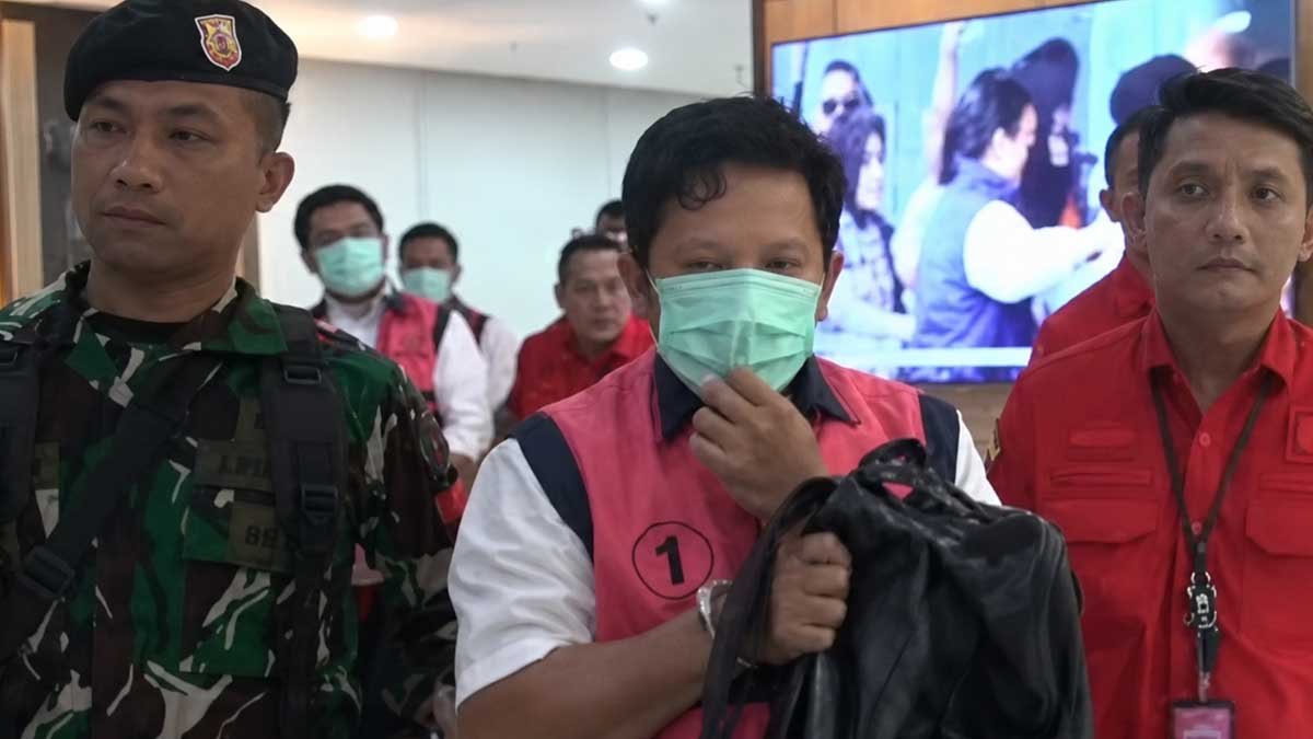 Tersangka kasus dugaan korupsi Kementerian PU dikawal petugas setelah ditetapkan dan ditahan oleh Kejati DKI Jakarta