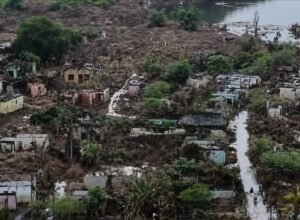 Bekas permukiman yang muncul akibat penyusutan air Bendungan Karian di Kabupaten Lebak, Banten saat musim kemarau.