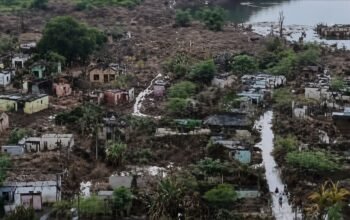 Bekas permukiman yang muncul akibat penyusutan air Bendungan Karian di Kabupaten Lebak, Banten saat musim kemarau.