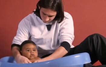 Lionel Messi memandikan Lamine Yamal saat masih bayi dalam pemotretan amal pada 2007