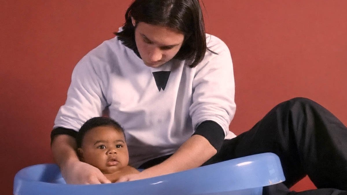 Lionel Messi memandikan Lamine Yamal saat masih bayi dalam pemotretan amal pada 2007