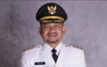 Petugas KPK mengamankan Bupati Pemalang Anom Widiyantoro dalam operasi tangkap tangan terkait dugaan korupsi proyek dan jual beli jabatan.